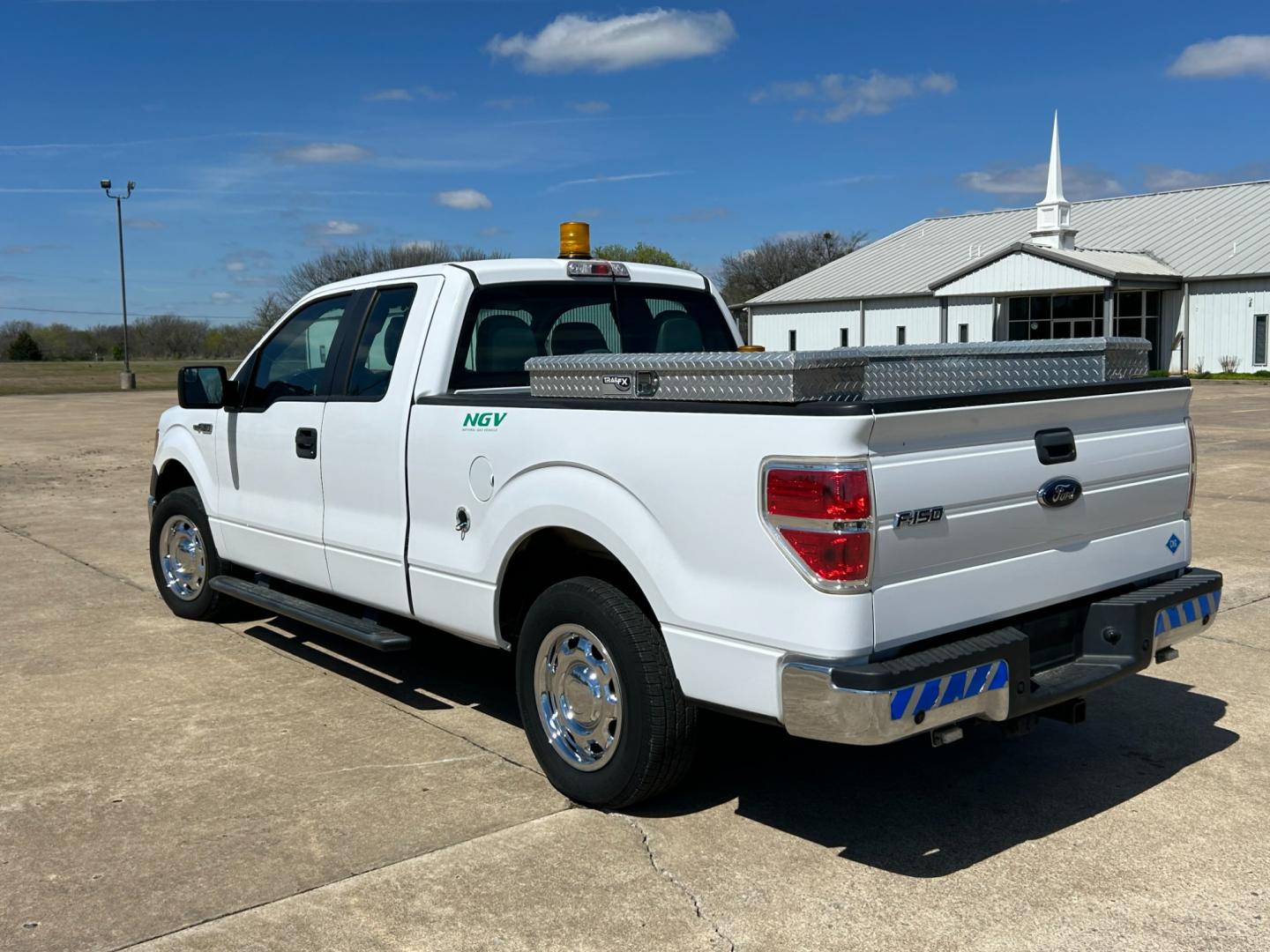 2014 White /Gray Ford F-150 (1FTEX1CMXEK) with an 3.7L V6 DOHC 24V engine, 6-Speed Automatic transmission, located at 17760 Hwy 62, Morris, OK, 74445, (918) 733-4887, 35.609104, -95.877060 - Photo#4